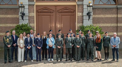 25.05.10 groepsfoto bezoek Koninklijk Staldepartement