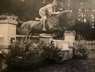 ordonnansofficier-van-zm-de-koninging-tijdens-het-springconcours-de-steeg